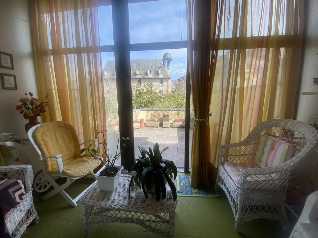 APPARTEMENT SITUE DANS LE CENTRE HISTORIQUE 