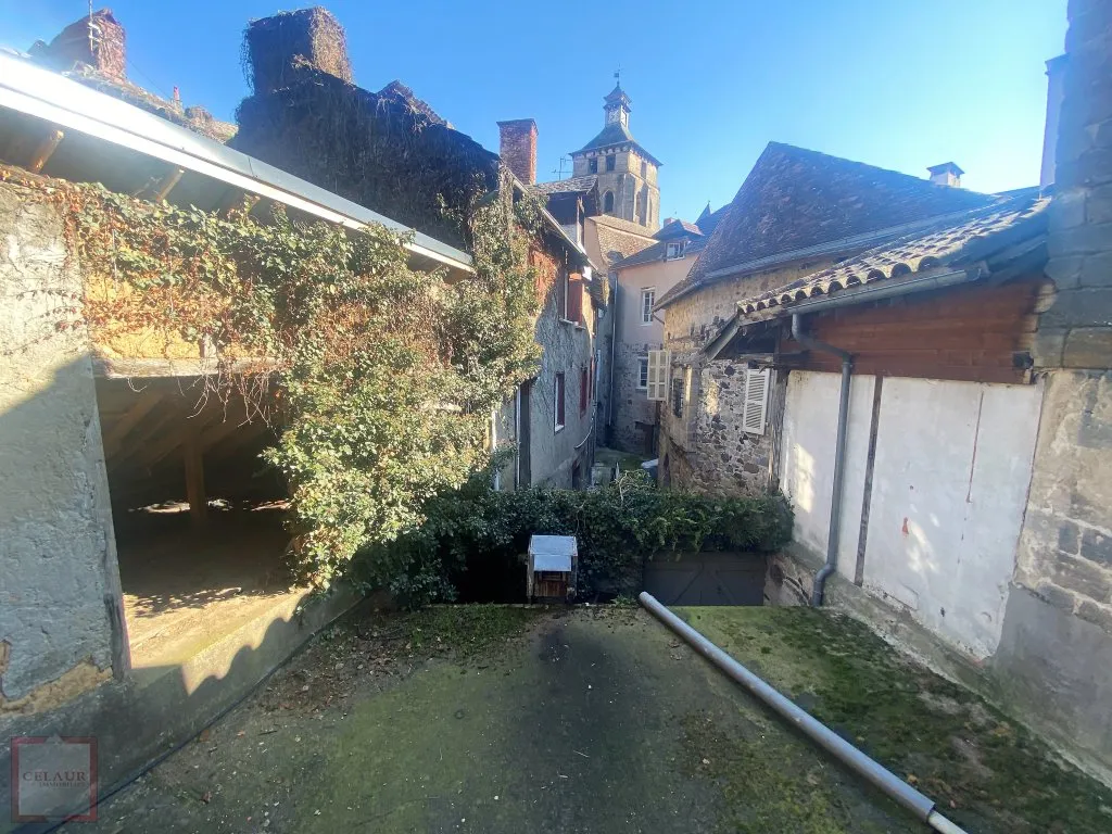 IMMEUBLE AVEC FONDS DE COMMERCE + 2 APPARTEMENTS