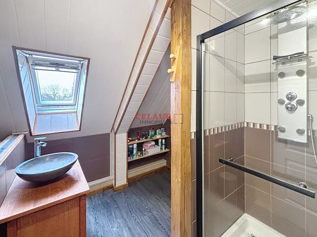 Maison de caract&egrave;re en pierre avec grange  et terrain