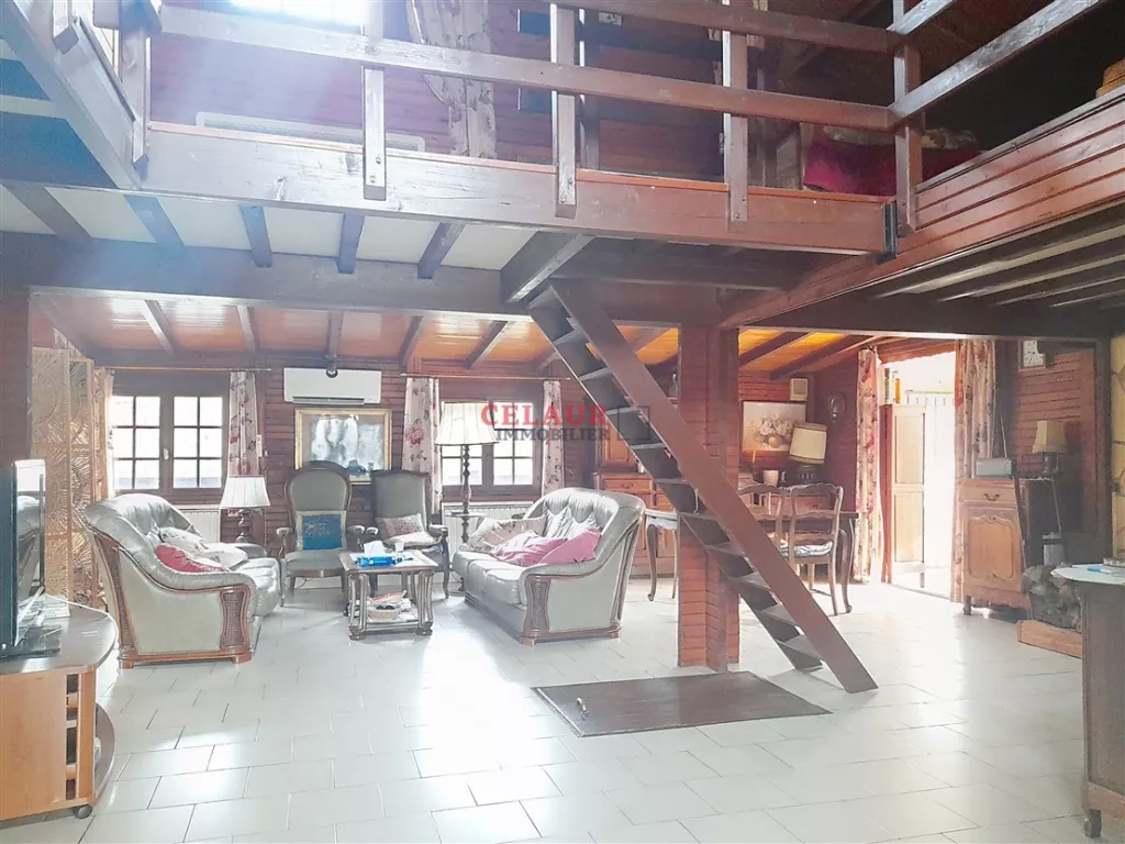 Propri&eacute;t&eacute; avec d&eacute;pendances, travers&eacute;e par une rivi&egrave;re