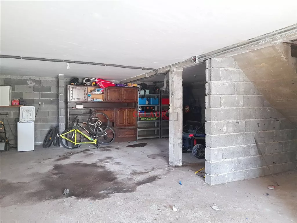 Maison familiale, sous-sol total et jardin.