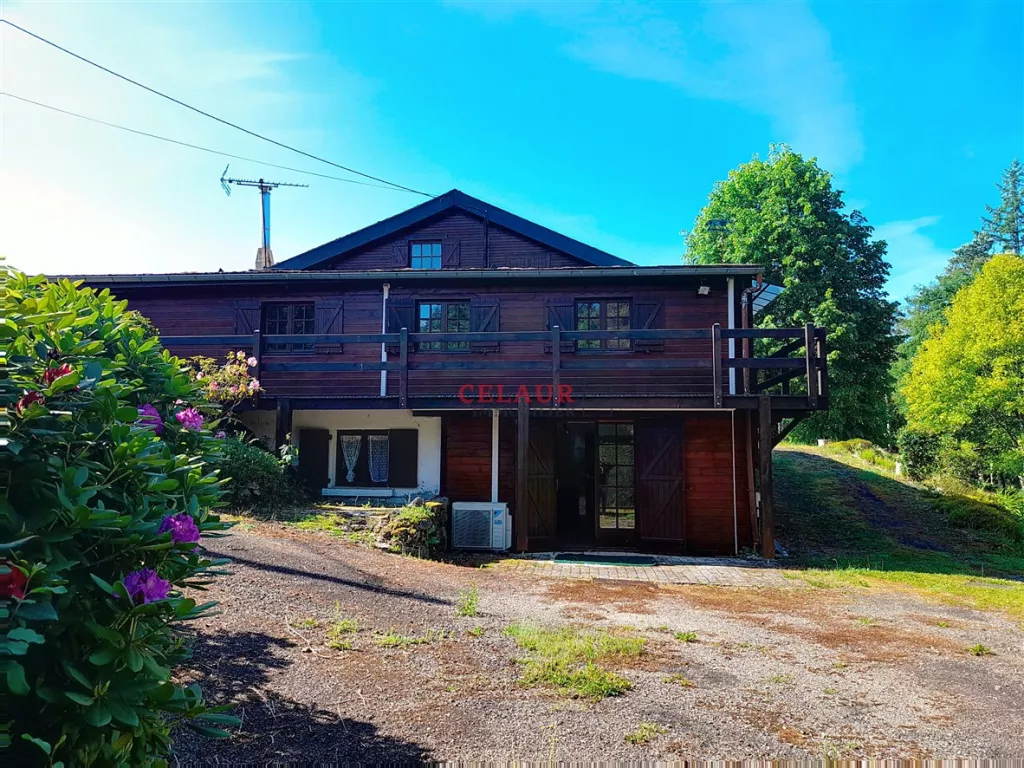 Propri&eacute;t&eacute; avec d&eacute;pendances, travers&eacute;e par une rivi&egrave;re