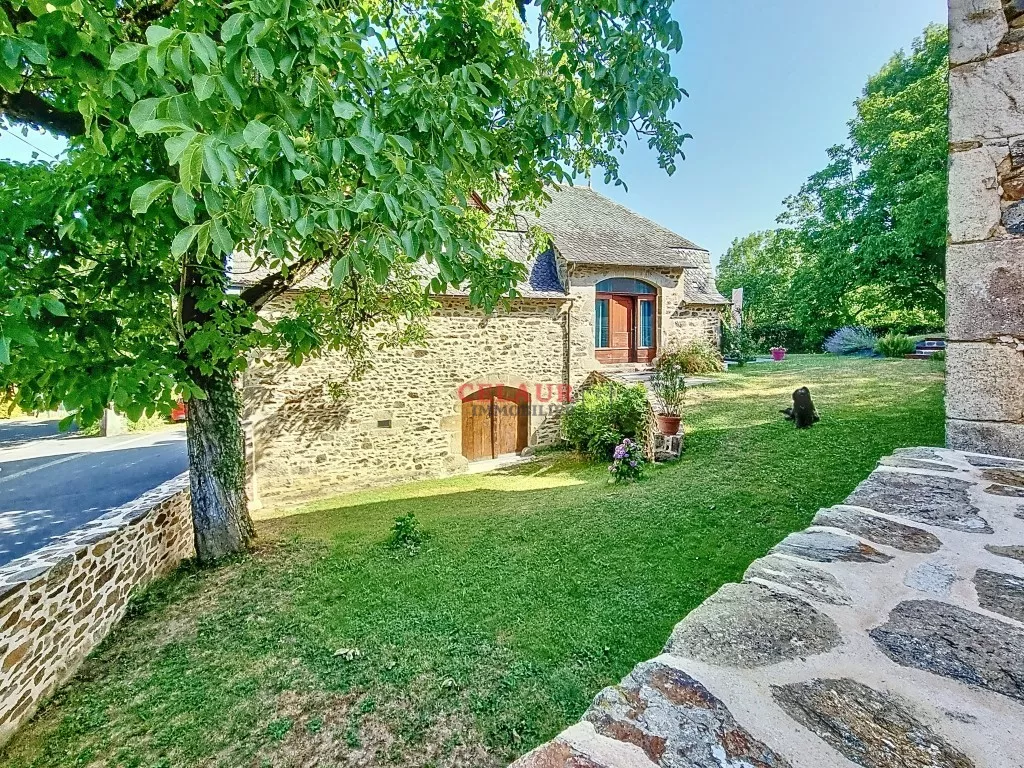 Ensemble immobilier en pierre avec piscine