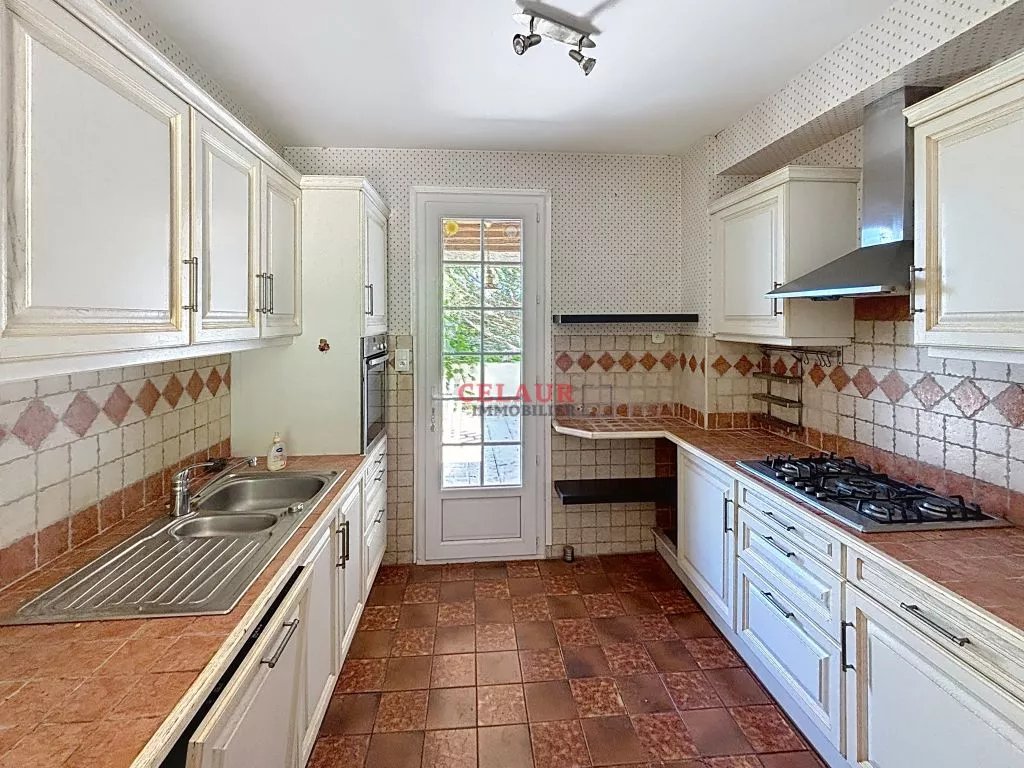 MAISON EN PIERRE DE PLAIN PIED A 2 MN DE BEAULIEU