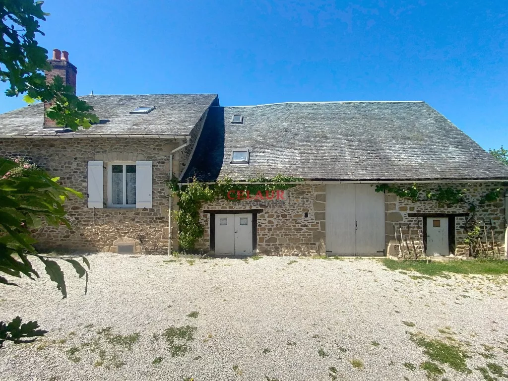 Long&egrave;re en pierres avec environ 8500m&sup2; de terrain