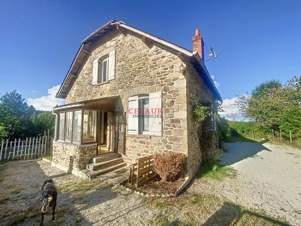 Long&egrave;re en pierres avec environ 8500m&sup2; de terrain