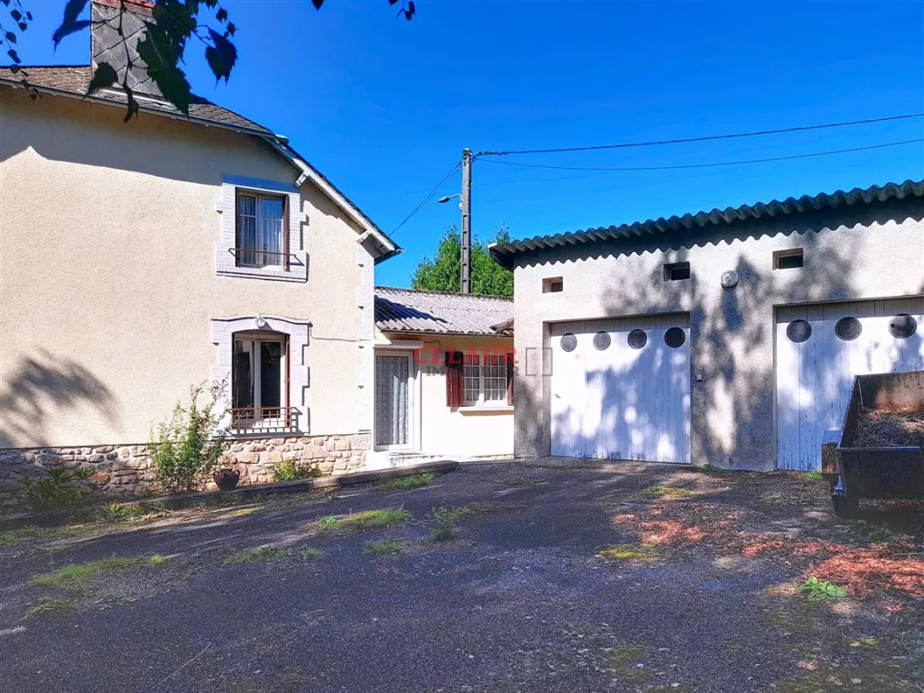 Maison familiale avec d&eacute;pendance et jardin arbor&eacute; et clos.