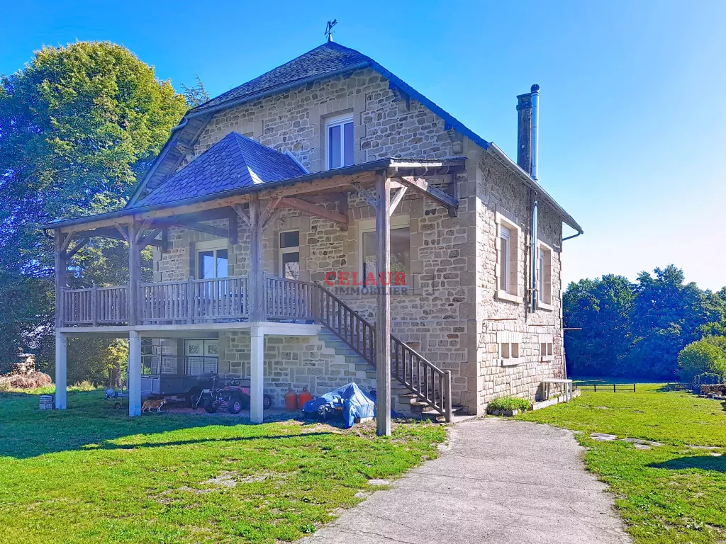 Solide maison familiale avec plus de 3hectares attenant.