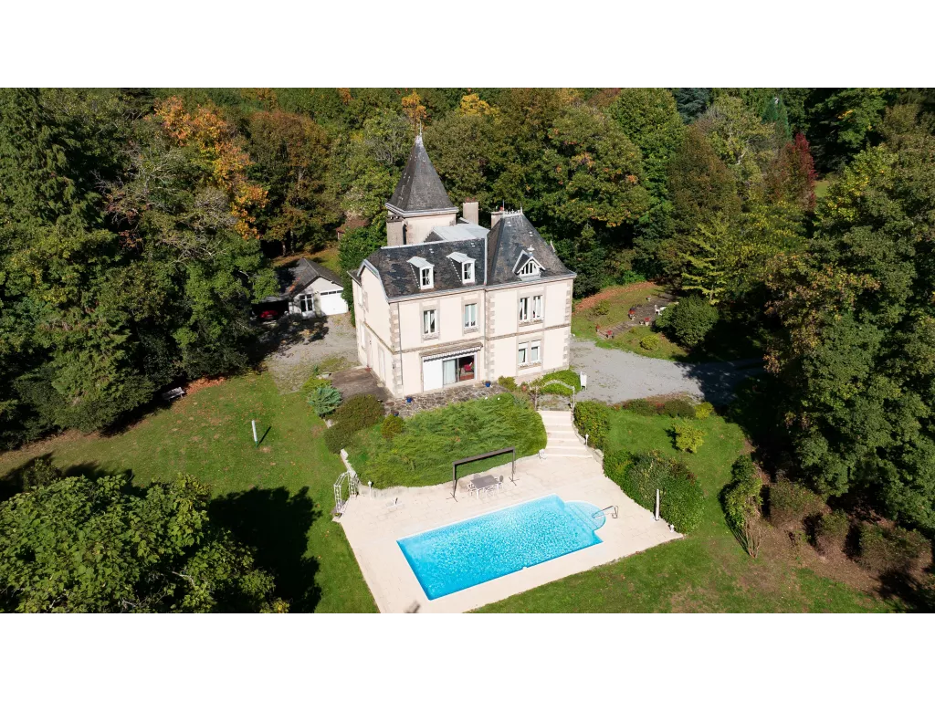 Maison de ma&icirc;tre sur plus de 5 hectares