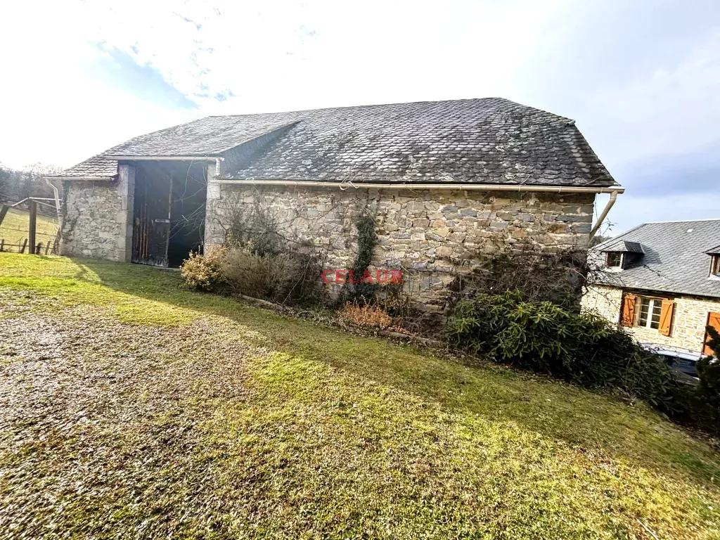 Maison de caract&egrave;re en pierre avec grange  et terrain