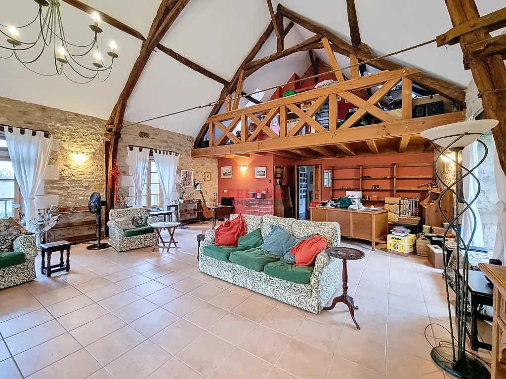 VASTE PROPRIETE EN PIERRE AVEC PISCINE