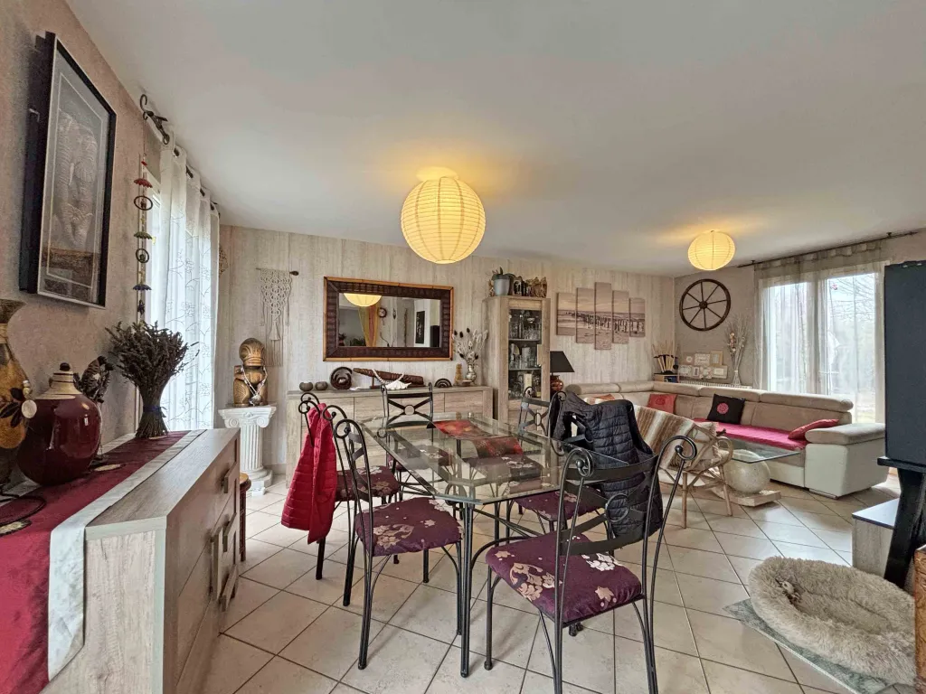 Maison avec garage et jardin