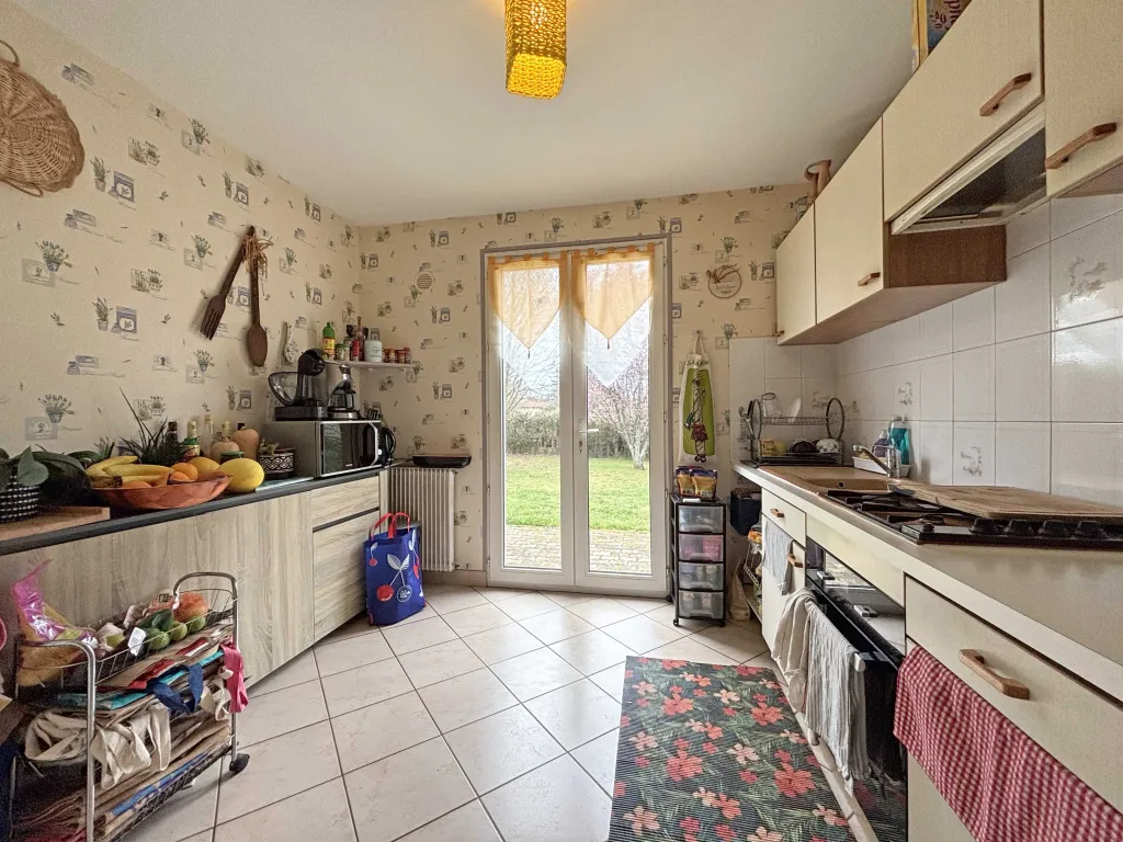 Maison avec garage et jardin