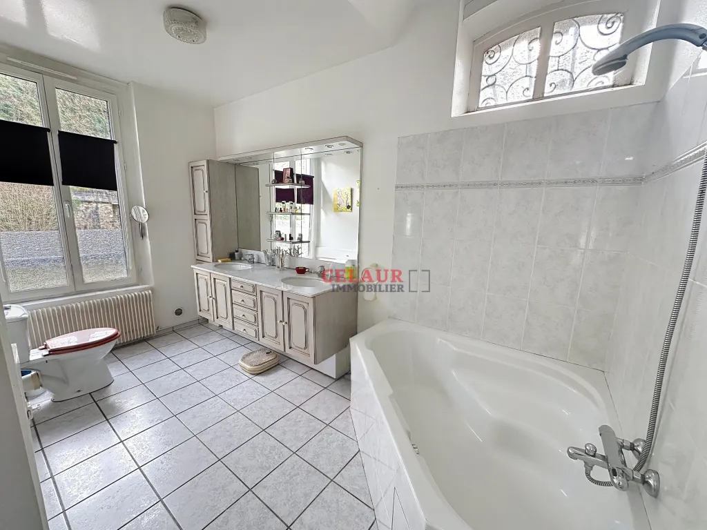 MAISON FAMILIALE AVEC STUDIOS IND&Eacute;PENDANTS