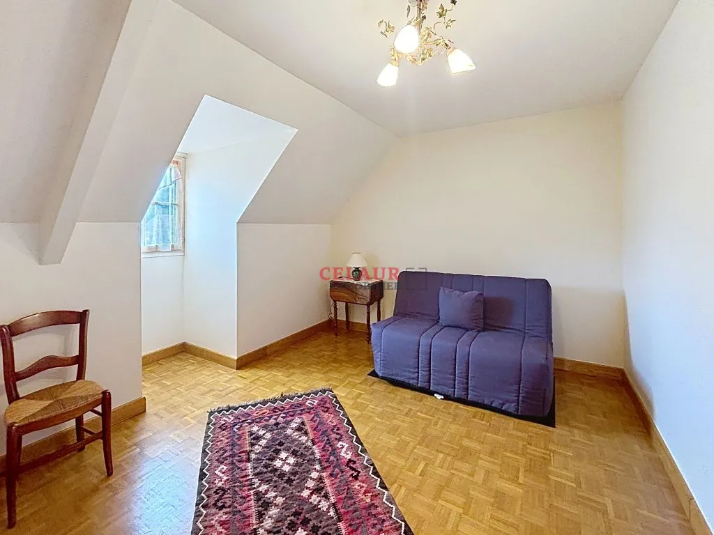 VASTE MAISON FAMILIALE AVEC PISCINE