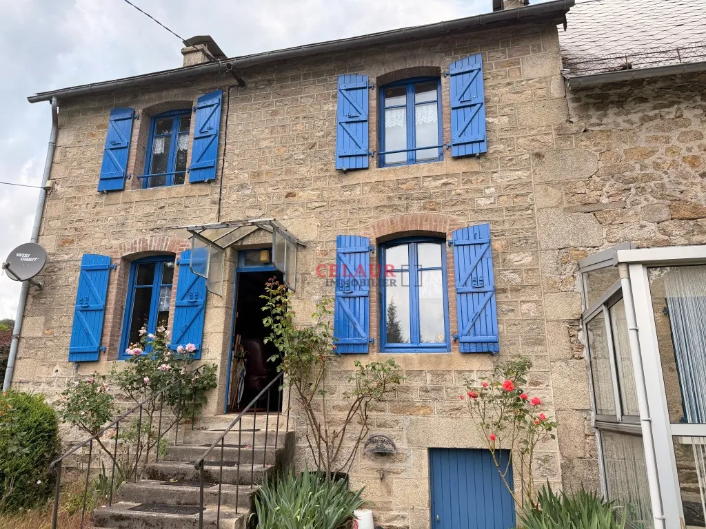 Maison en pierre avec grange