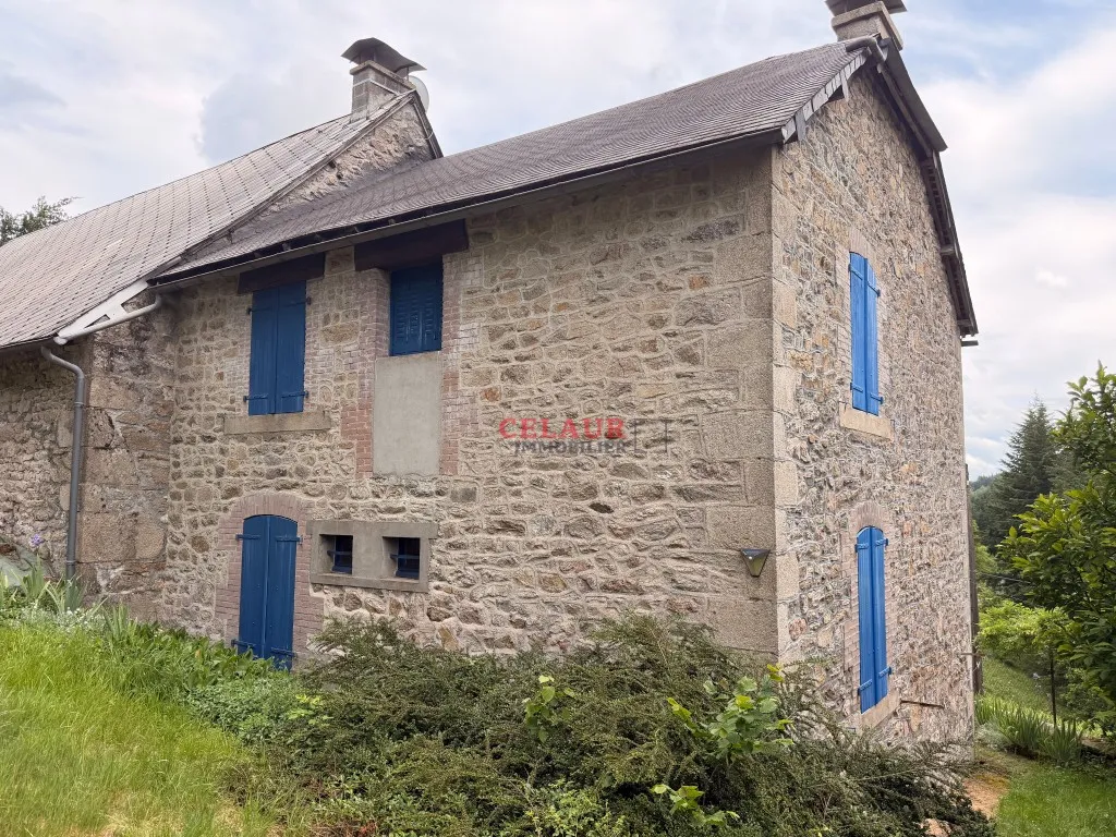 Maison en pierre avec grange