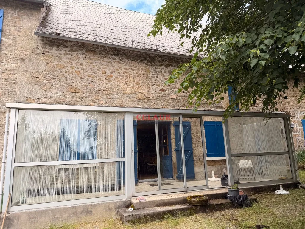 Maison en pierre avec grange
