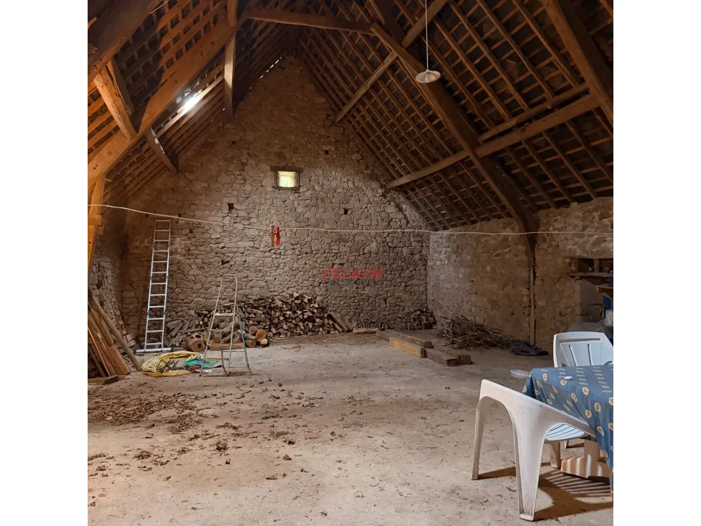 Maison en pierre avec grange