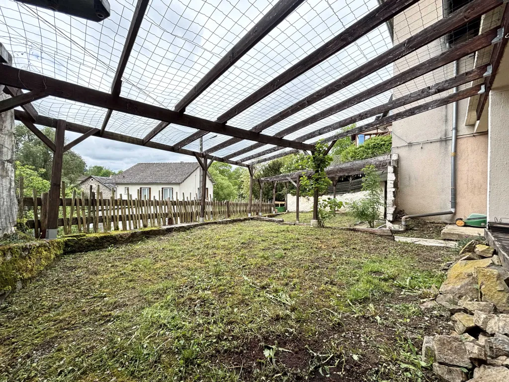 Maison en pierres avec jardin