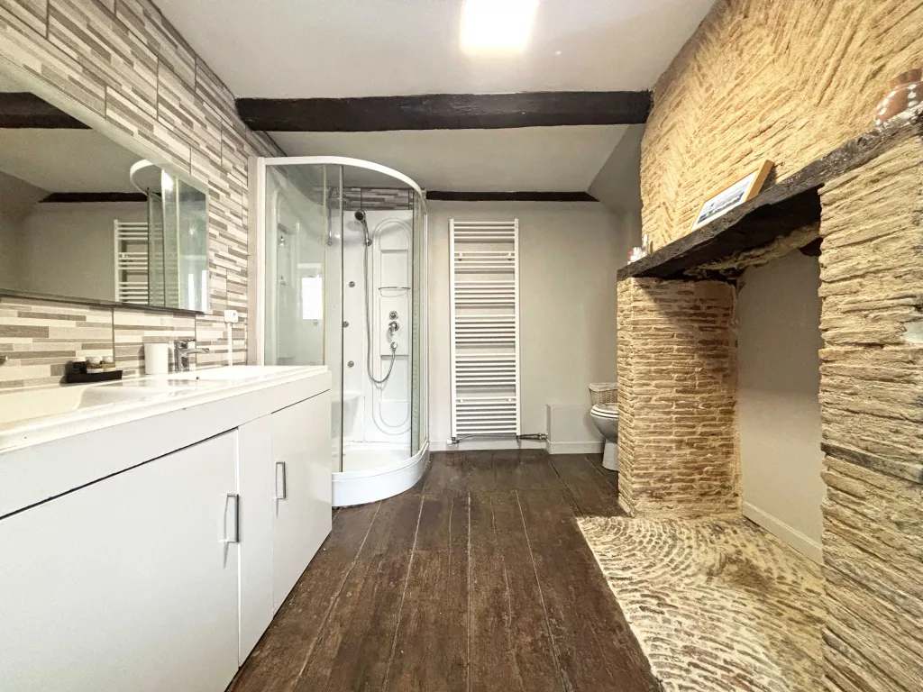 Maison en pierres avec jardin