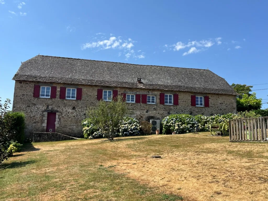 MAGNIFIQUE GRANGE RENOVEE AVEC SES 2 G&Icirc;TES...